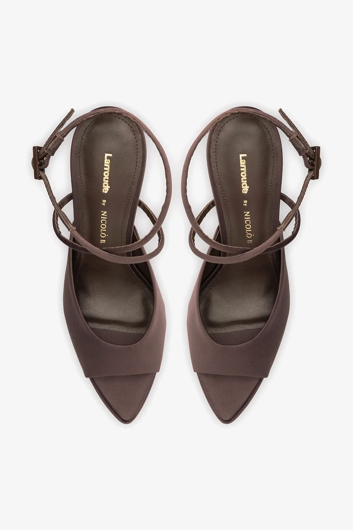 Larroudé x Nicolò B.: Sandália Lola Cetim Marrom - Image 7
