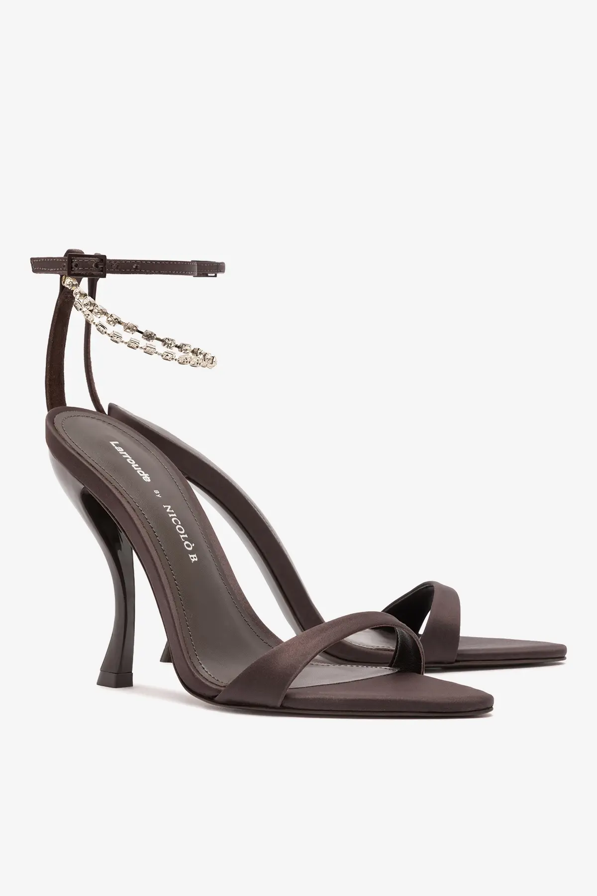 Larroudé x Nicolò B.: Sandália Nana Cetim Marrom - Image 3
