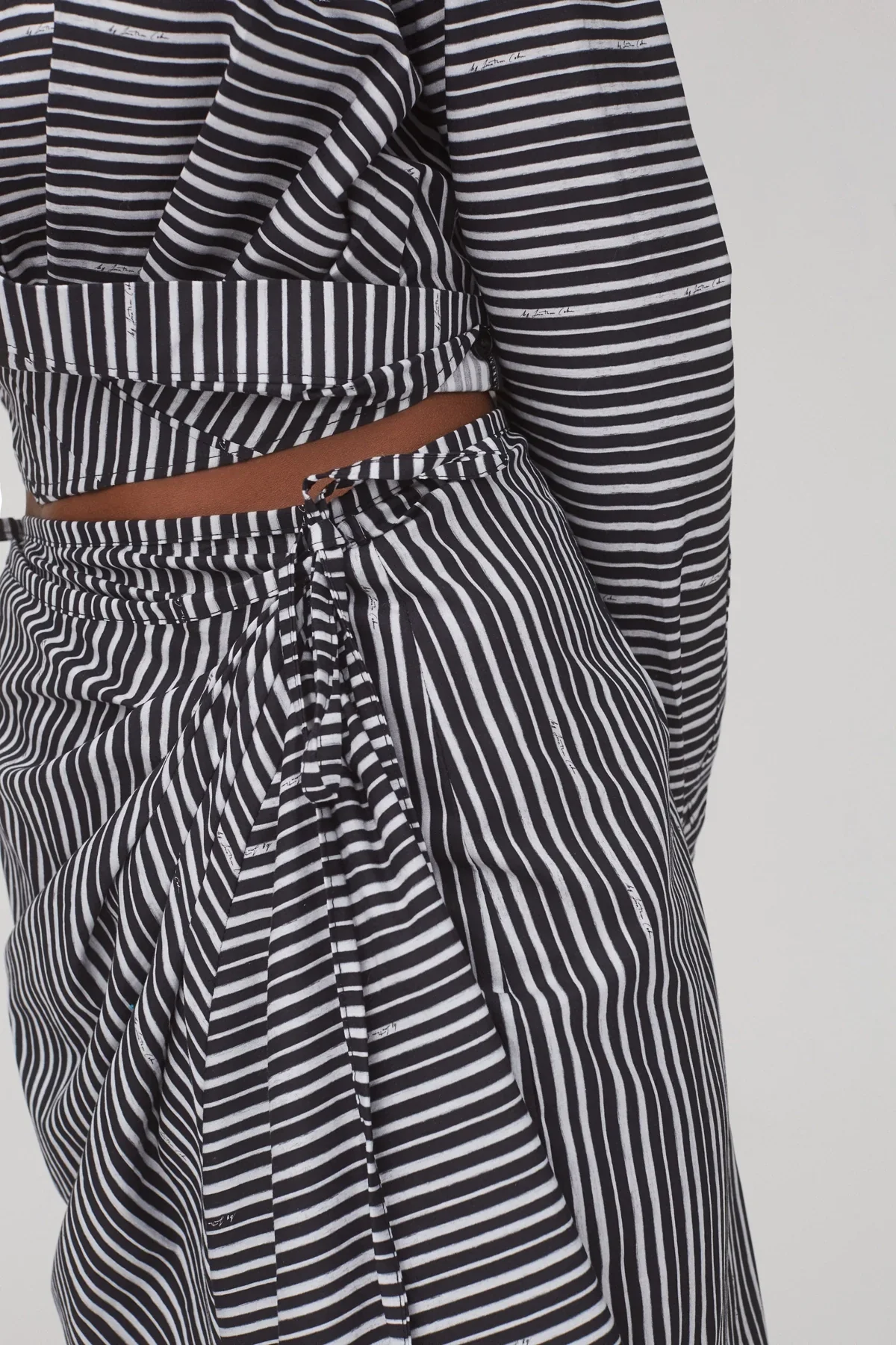 Vestido Transpassado Sashi Algodão Listrado Preto e Branco - Image 4