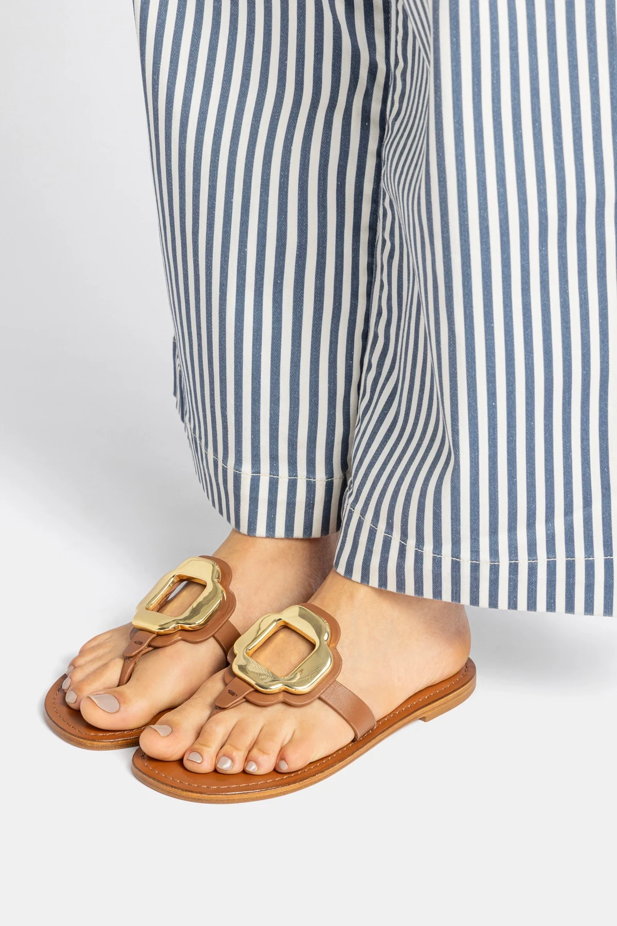 Sandália Flat Margherita Couro Off White e Metal Dourado - Image 6