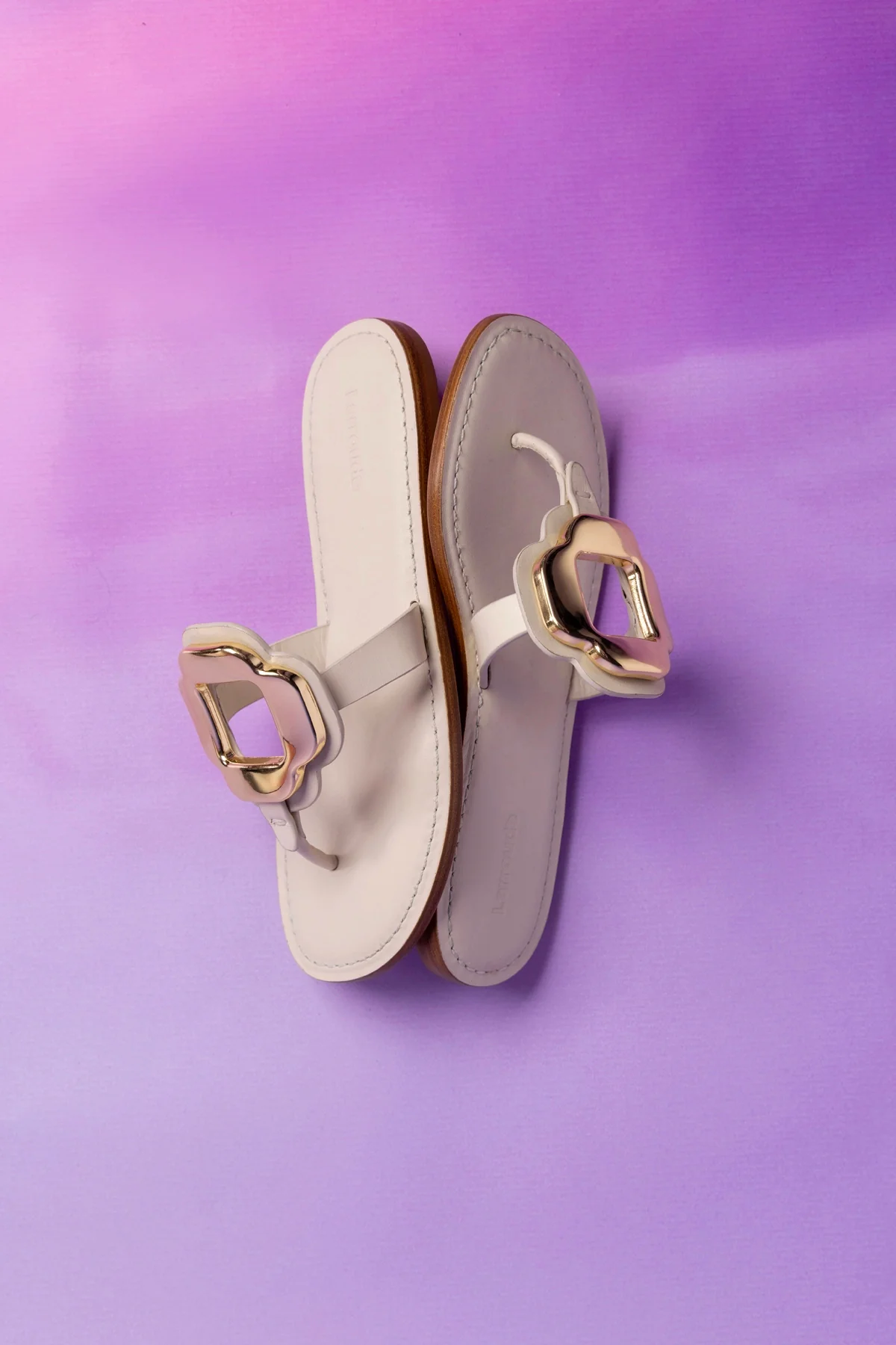Sandália Flat Margherita Couro Off White e Metal Dourado - Image 6