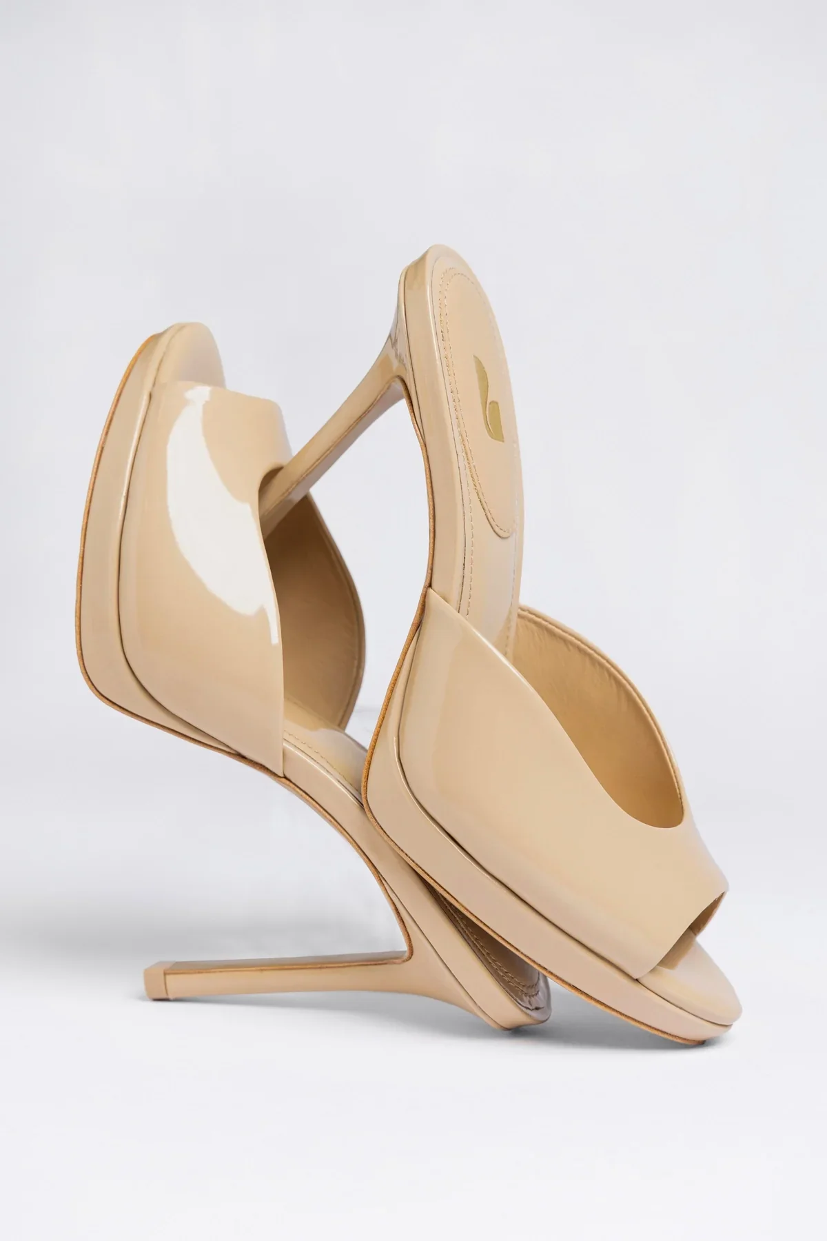 Mule Plataforma Jasmine Couro Verniz Bege - Image 3
