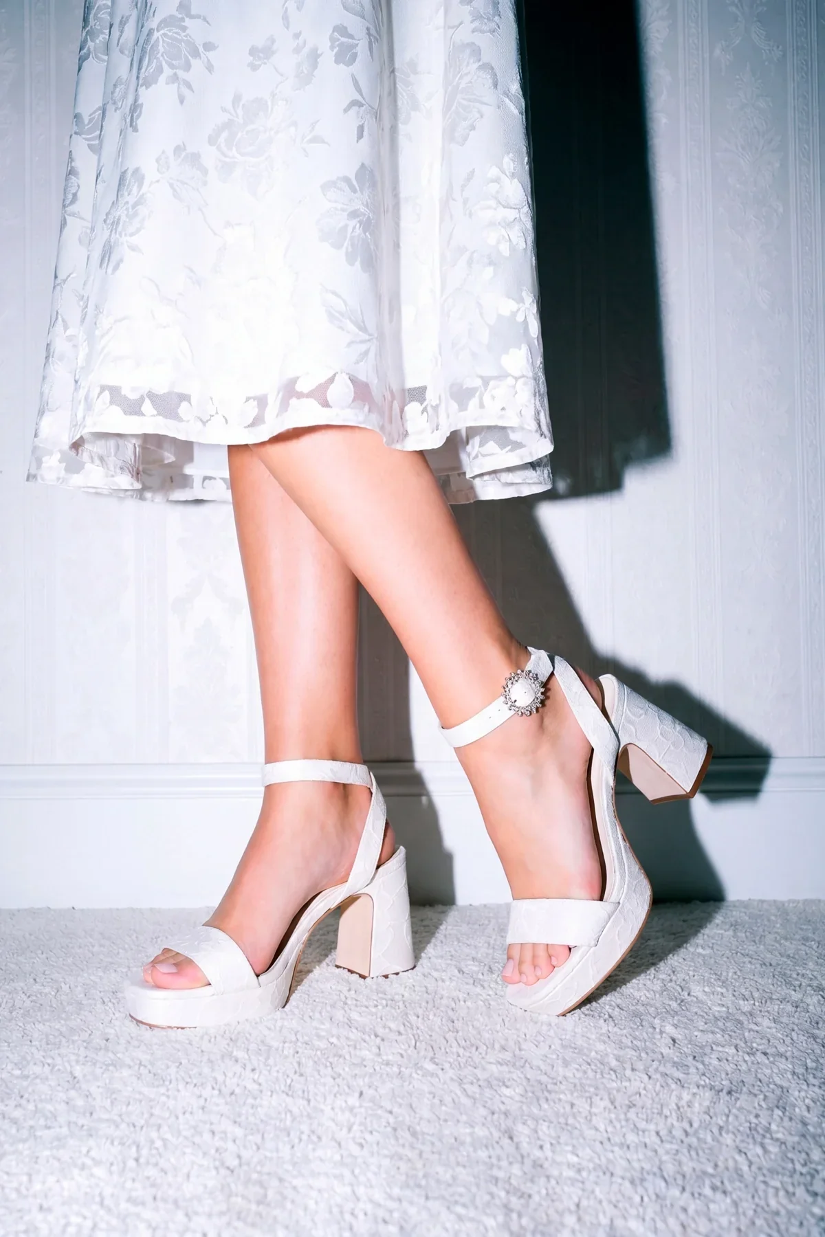 Larroudé x Markarian: Sandália Plataforma Dolly Low Renda Branco - Image 2