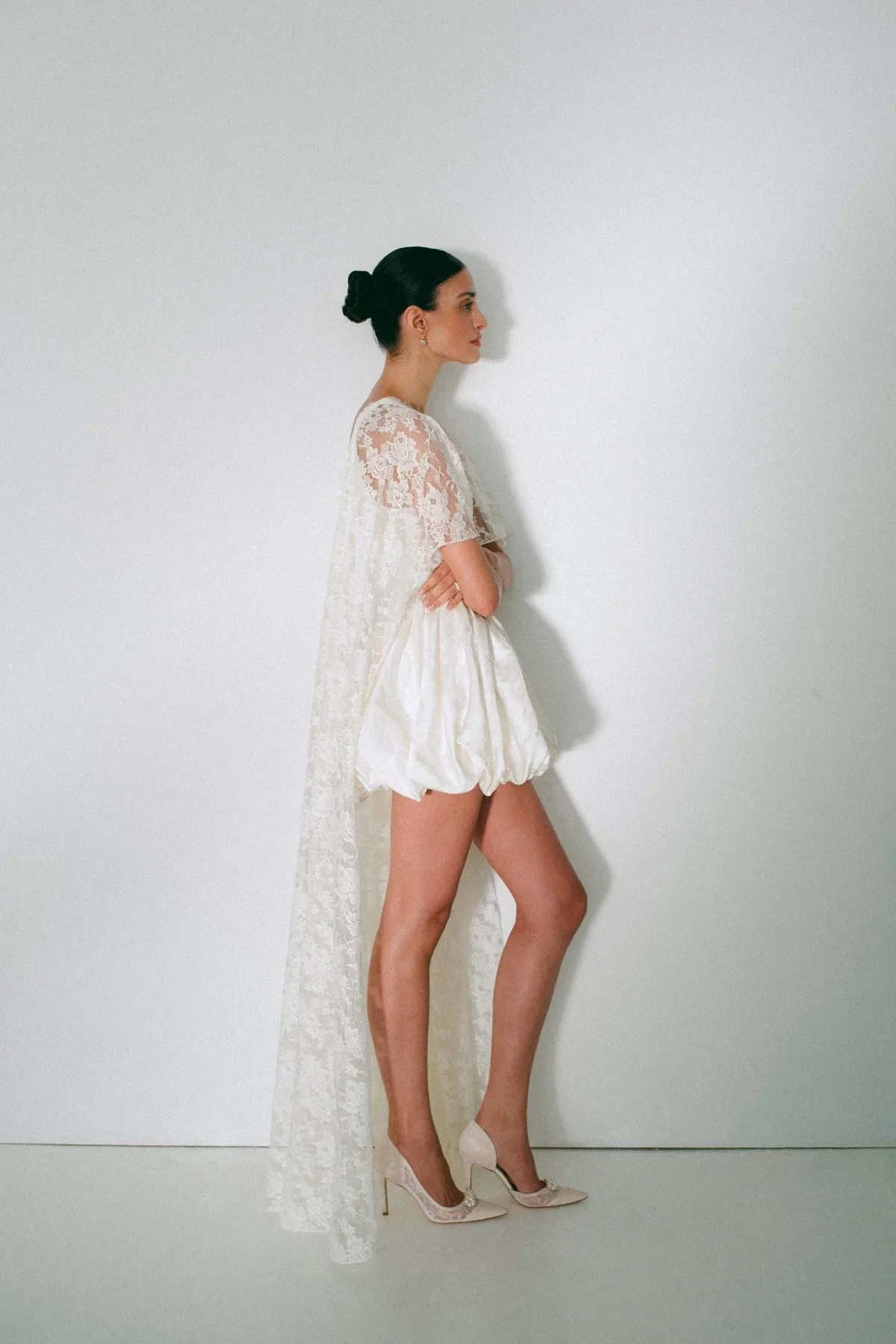 Larroudé x Markarian: Scarpin D'Orsay Renda Branco - Image 2