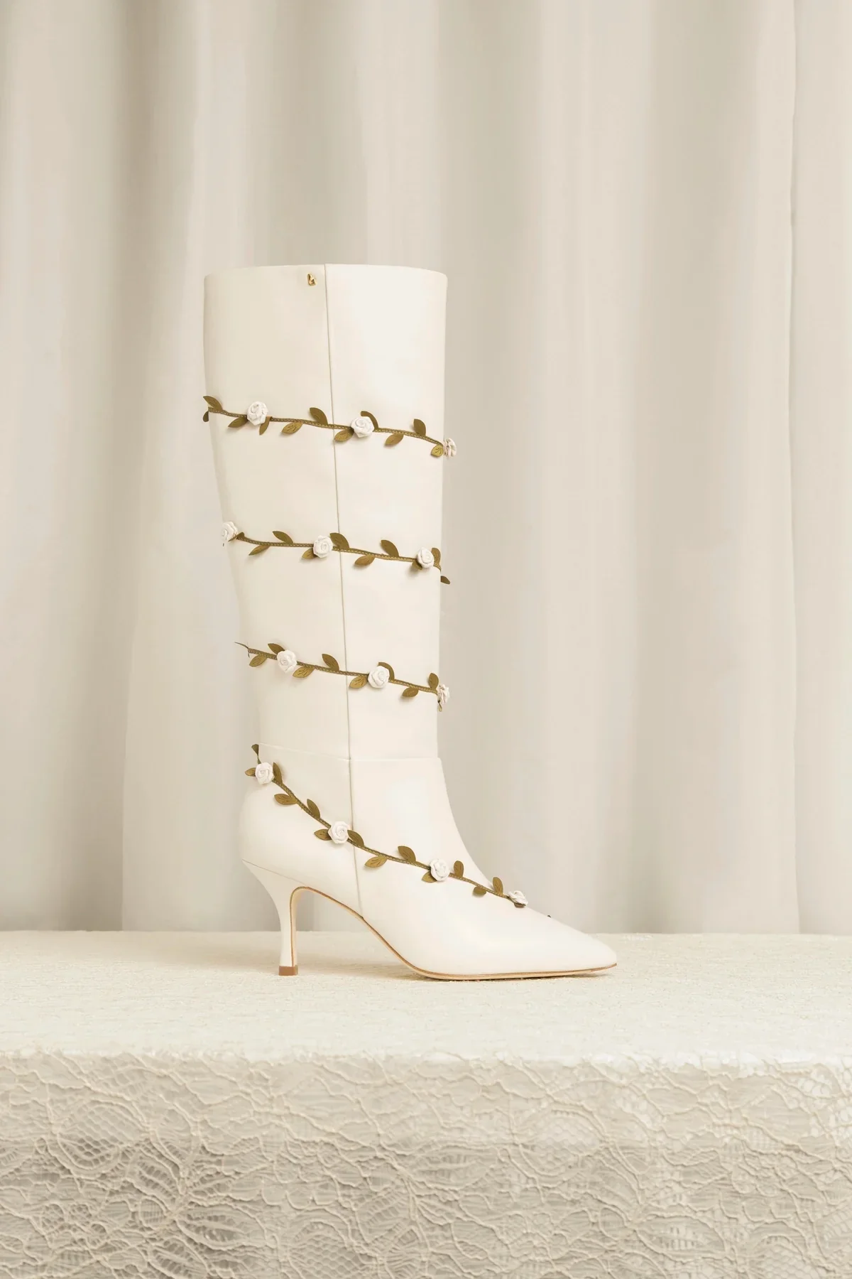 Larroudé x Tanner Fletcher: Bota Kate Mid Rose Vines Couro Off White - Image 6