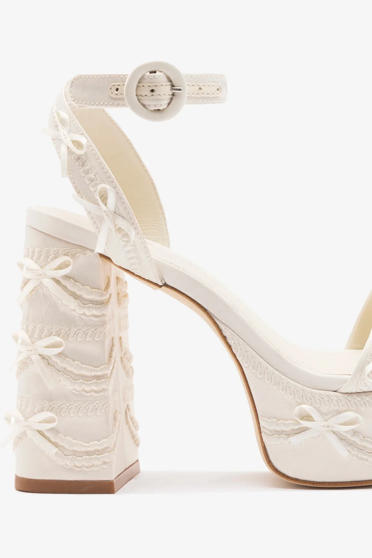 Larroudé x Tanner Fletcher: Sandália Dolly Cake&Lace Cetim Branco - Image 4
