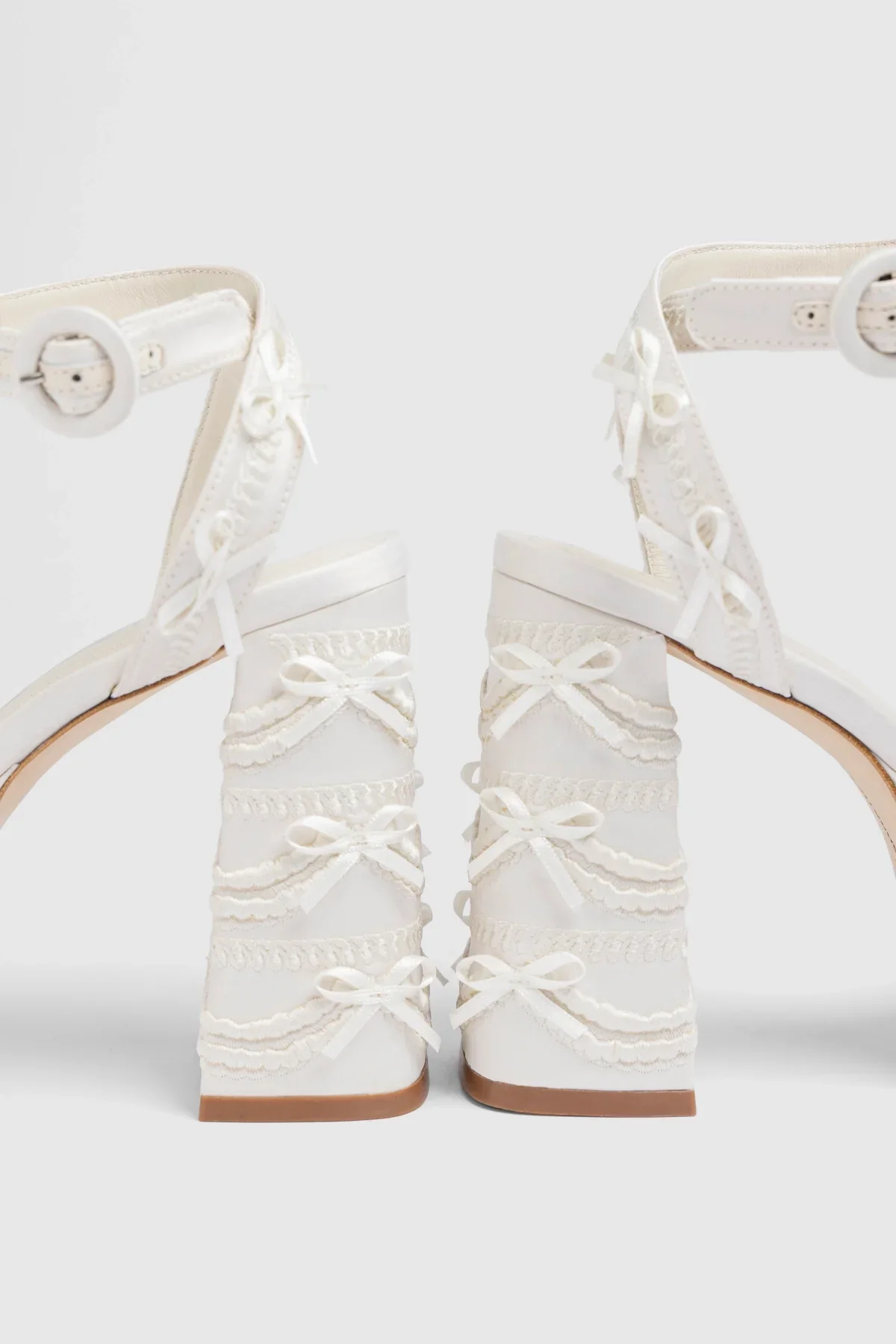 Larroudé x Tanner Fletcher: Sandália Dolly Cake&Lace Cetim Branco - Image 6